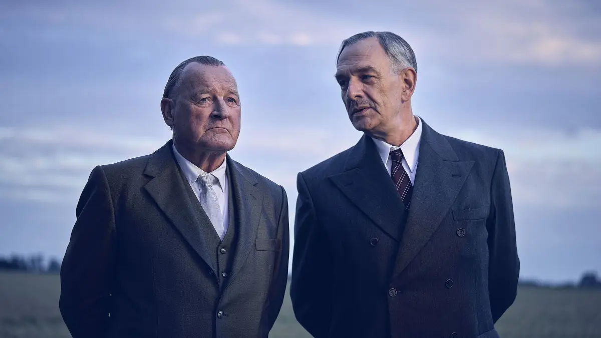 Das erste Treffen zwischen dem französischen Ministerpräsidenten Charles de Gaulle (Jean-Yves Berteloot, r.) und Bundeskanzler Konrad Adenauer (Burghart Klaußner, l.) wird zur Geburtsstunde der deutsch-französischen Freundschaft.