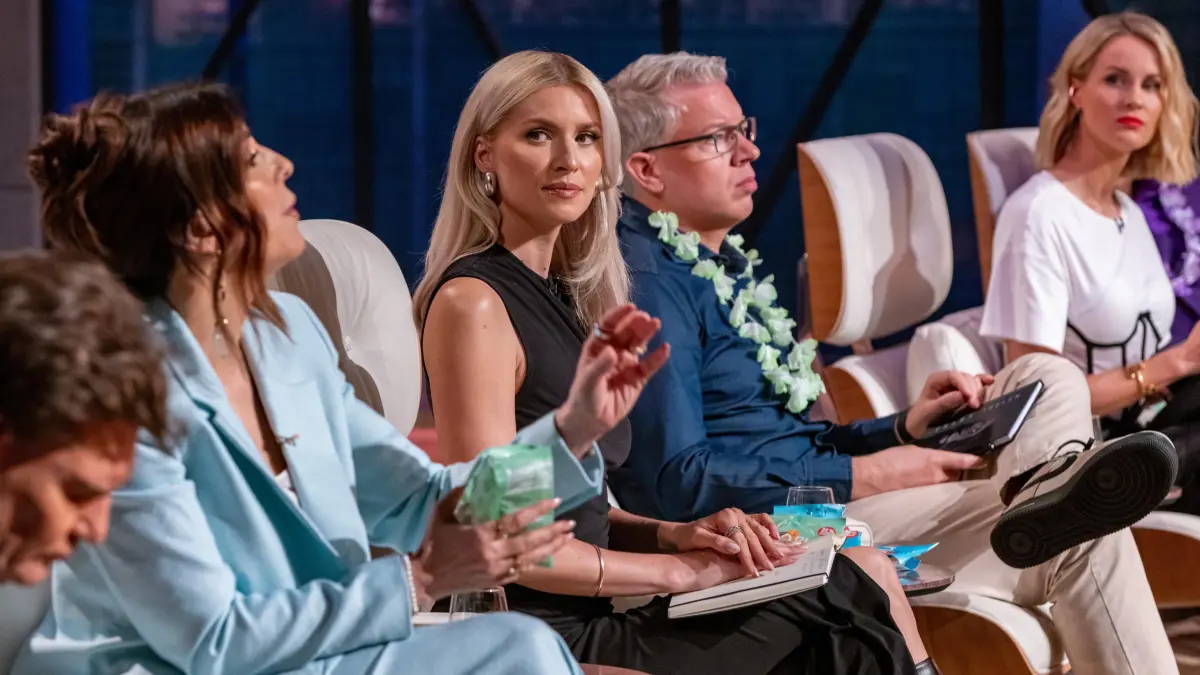 Gast-Löwin Lena Gercke (M.) und die anderen "Löwen" nehmen die zuckerreduzierten Fruchtgummis von NALU genau unter die Lupe.