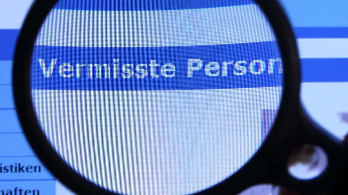 Vermisstenfälle: ARCHIV - 27.08.2010, Mecklenburg-Vorpommern, Schwerin: Hinter einer Lupe ist der Schriftzug «Vermisste Person» auf einem Fahndungsaufruf auf der Internetseite des Bundeskriminalamtes (BKA) zu sehen. (zu dpa: «Mädchen aus Sarstedt vermisst») Foto: Jens Büttner/dpa +++ dpa-Bildfunk +++