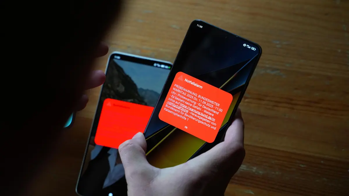 Bundesweiter Warntag heute in ganz Deutschland: Kammlach, Bavaria, Germany - September 11, 2025: Several smartphones display the warning message for the nationwide warning day on September 11. Test alarm to check warning systems in Germany, including cell broadcast *** Mehrere Smartphones zeigen am 11. September die Warnmeldung zum bundesweiten Warntag. Probealarm zur Überprüfung von Warnsystemen in Deutschland, inklusive Cell Broadcast