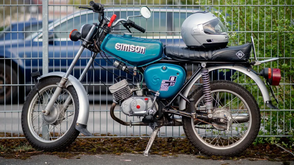 Simson S 51 B: ARCHIV - 22.04.2025, Niedersachsen, Oldenburg: Ein Kleinkraftrad vom Typ Simson S 51 B steht auf einem Parkplatz. Das Kleinkraftrad wurde vom VEB Fahrzeug- und Jagdwaffenwerk Simson Suhl in der DDR produziert. (zu dpa: «Ost-Lebensgefühl: Sonderstatus für Simson-Reimporte verlangt») Foto: Hauke-Christian Dittrich/dpa +++ dpa-Bildfunk +++
