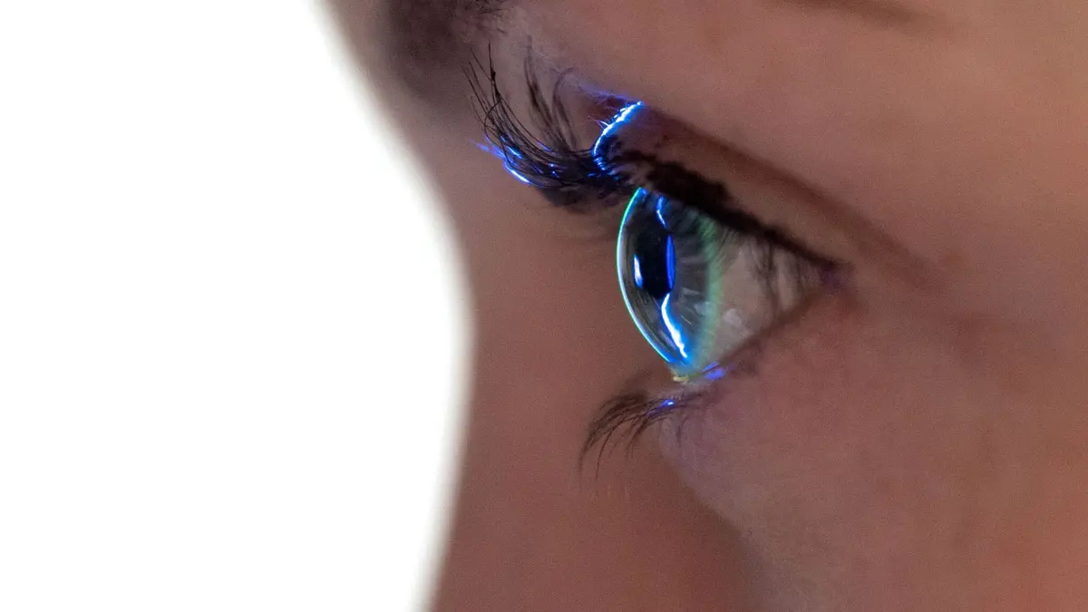 Das Auge einer Patientin beim Augenarzt: ILLUSTRATION - Fremdkörper im Auge? Vorsichtig ausspülen oder doch zum Arzt – es kommt drauf an. (zu dpa: «Ins Auge gegangen: Wann spülen hilft - und wann der Arzt») Foto: Marijan Murat/dpa/dpa-mag - Honorarfrei nur für Bezieher des Dienstes dpa-Magazin +++ dpa-Magazin +++