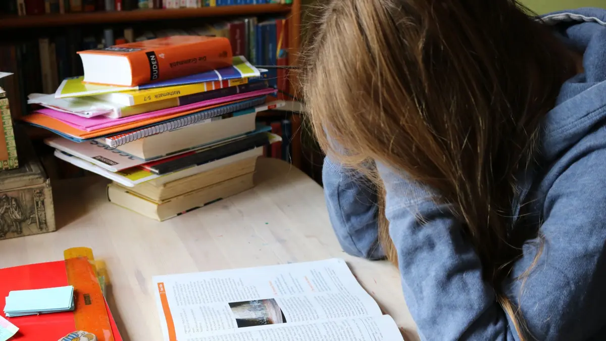 20.09.2018, NA, Etzenborn: Ein Kind sitzt am Schreibtisch und vergräbt beim Lernen das Gesicht in den Händen.
Kinder sollen in der Schule alle gleiche Chancen haben. Das steht auch im Koalitionsvertrag der neuen Regierung. (zu dpa: «Familien im Mittelpunkt?») Foto: Helen Ahmad/dpa - Honorarfrei nur für Bezieher des Dienstes dpa-Nachrichten für Kinder +++ dpa-Nachrichten für Kinder +++