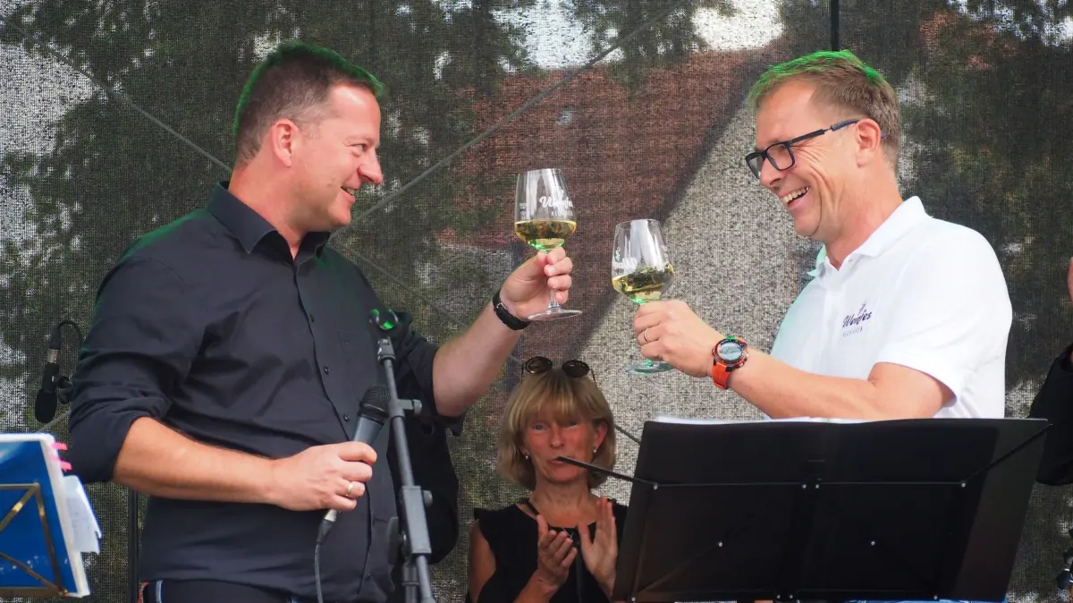 Eröffneten das Weinfest mit einem offiziellen Anstoßen: Bürgermeister Philipp Hahn und Stadtmarketing-Vorsitzender Thomas Sigg.