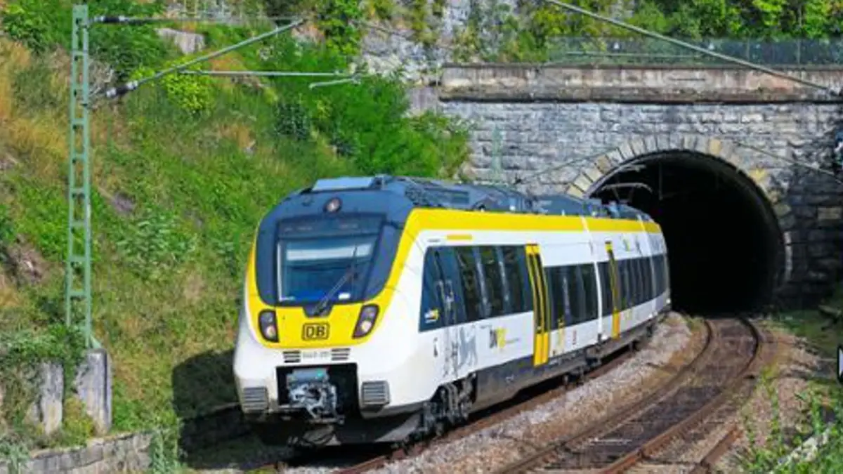 Ein ET 3442 der DB Regio ist auf der Gäubahn als RE14a, von Stuttgart Hbf nach Horb unterwegs, hier beim Verlassen des 309 Meter langen Mühlener Tunnels bei Mühlen b. Horb.