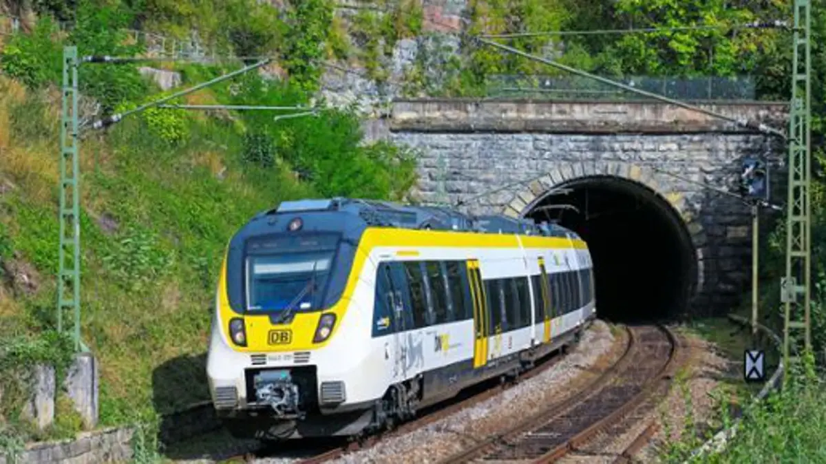 Ein ET 3442 der DB Regio ist auf der Gäubahn als RE14a, von Stuttgart Hbf nach Horb unterwegs, hier beim Verlassen des 309 Meter langen Mühlener Tunnels bei Mühlen b. Horb.