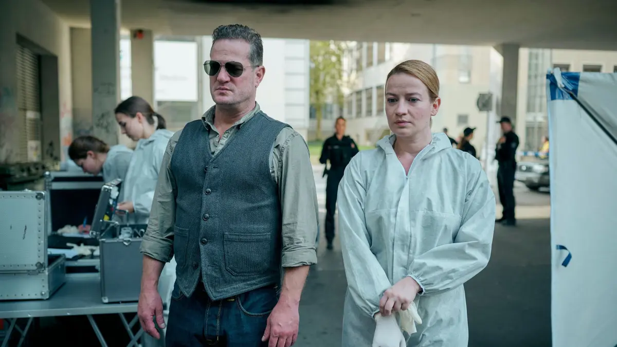 Dr. Theresa Wolff (Nina Gummich, r.) betritt gemeinsam mit Bruno Lewandowski (Aurel Manthei, l.) den Tatort und stellt fest, dass sie das Opfer Gábor Kértesz (Deniz Arora) flüchtig kennt.