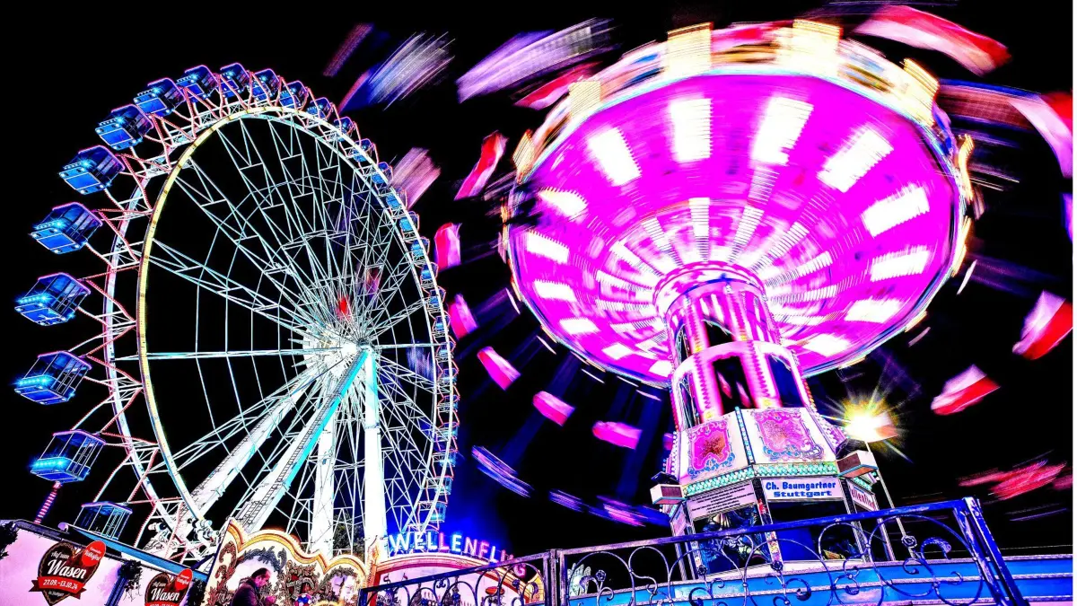 ARCHIV - 06.10.2024, Baden-Württemberg, Stuttgart: Während im Hintergrund das Riesenrad seine Runden dreht, fahren Besucher des 177. Cannstatter Volksfests auf dem Cannstatter Wasen mit dem Kettenkarussell. Der «Wasen» ist nach dem Münchner Oktoberfest das zweitgröÃte Volksfest in Deutschland. Es beginnt 2025 am 26. September. (zu dpa: «Rummel, Genuss und Adrenalin - was zum Wasen wichtig wird») Foto: Christoph Schmidt/dpa +++ dpa-Bildfunk +++