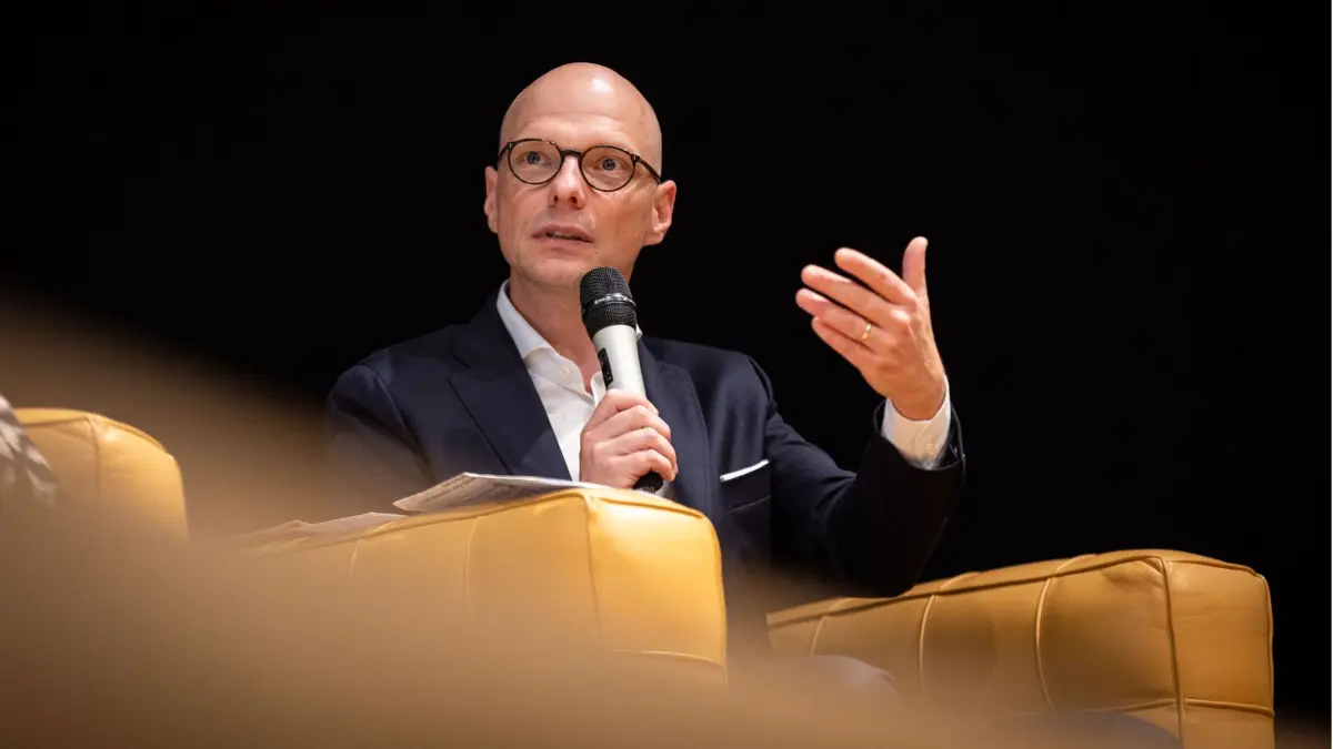 Stuttgart, Baden-Württemberg, 18.09.2025:
Veranstaltung der Reihe "Über Kunst" in der Staatsgalerie Stuttgart zum Thema „KunstLänd - wie Weiter?". Podium mit Petra Olschowski (Bündnis 90/Die Grünen, Ministerin für Wissenschaft, Forschung und Kunst im Kabinett Kretschmann III des Landes Baden-Württemberg), Stefanie Patruno (Direrktorin der Städtischen Galerie Kartlsruhe und Kay Kromeier (Galerist)
Im Bild: Kay Kromeier.
Notiz: No model release. Kein Einverständnis für Werbung, keine Weitergabe an Dritte.