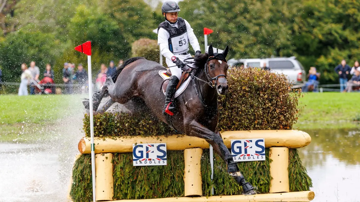 Vielseitigkeit Europameisterschaft: 20.09.2025, Großbritannien, Blenheim: Pferdesport/Vielseitigkeit: Europameisterschaft, Geländeritt, Blenheim Palace, Michael Jung aus Deutschland reitet auf FischerChipmunk FRH durch den Parcours. Foto: Stefan Lafrentz/dpa +++ dpa-Bildfunk +++
