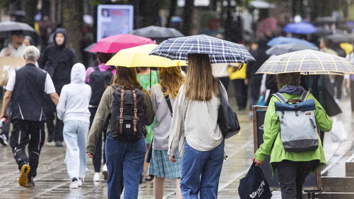 Regenwetter in Stuttgart. Auf der Königstraße hasten Menschen mit Regenschirm durch den Regen. // 16.07.2025. Stuttgart, Baden-Württemberg, Deutschland *** Rainy weather in Stuttgart People with umbrellas hurry through the rain on Königstraße 16 07 2025 Stuttgart, Baden Württemberg, Germany