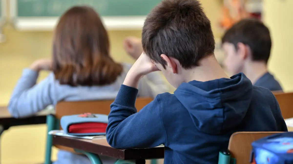 ARCHIV - Leistungsdruck, Mobbing, soziale Ängste und Lese- oder Rechtschreibschwäche sind die häufigsten Ursachen, die zur Schulangst führen können. (zu dpa: ««Ich will da nicht hin!»: Was hinter Schulangst stecken kann») Foto: Patrick Pleul/dpa-Zentralbild/dpa - Honorarfrei nur für Bezieher des dpa-Themendienstes +++ dpa-Themendienst +++