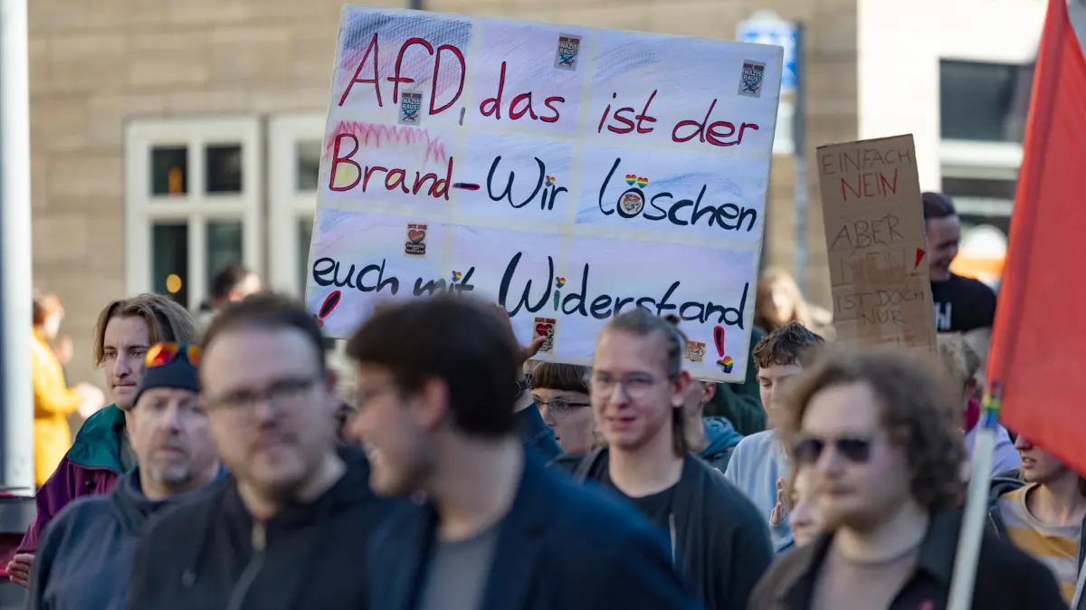 Demo gegen geplantes AfD „Familienfest“ in Erfurt: Anlaesslich des Tags der Deutschen Einheit am Freitag (03.10.2025) haben die Alternative fuer Deutschland (AfD) und die europaeische ESN-Partei ein "Familienfest" in ausgerichtet. Daran nahmen unter anderem auch der AfD-Spitzenpolitiker Bjoern Hoecke teil. Nach Polizeiangaben nahmen rund 950 Menschen an einer Demonstration gegen die AfD-Kundgebung teil (Foto). Die Zivilgesellschaft und das Erfurter Buendnis "Auf die Plaetze" organisierten den Gegenprotest.