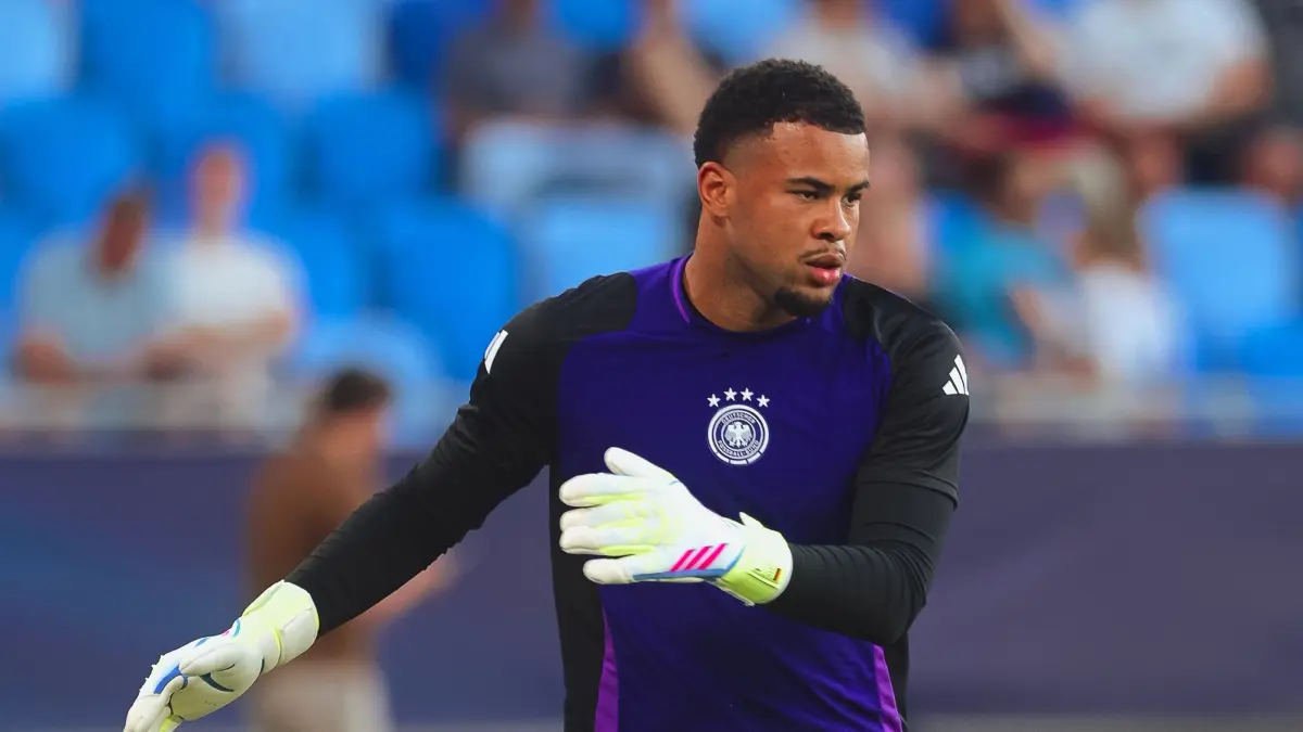 England - Deutschland: ARCHIV - 28.06.2025, Slowakei, Bratislava: Fußball, U21 Männer: EM, England - Deutschland, Finalrunde, Finale, Deutschlands Torhüter Noah Atubolu wärmt sich vor dem Spiel auf. (zu dpa: «Erkrankung stoppt Woltemade und Baumann - Atubolu nominiert») Foto: Robert Nemeti/dpa +++ dpa-Bildfunk +++