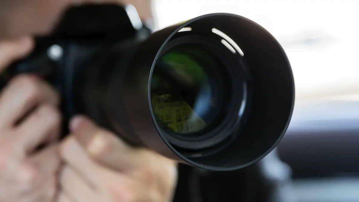 privatdetektiv sitzen innerhalb auto tun surveillance arbeit mit kamera fotografieren || Modellfreigabe vorhanden dpa/picture alliance/PantherMedia