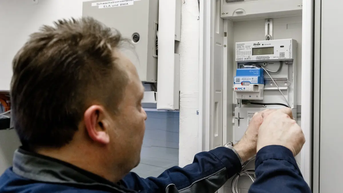 Ein Elektriker montiert einen digitalen Stromzähler mit einem Smart-Meter-Gateway zur Datenübertragung. Heute geht der erste intelligente Zähler im Netzgebiet der SH Netz in Betrieb.