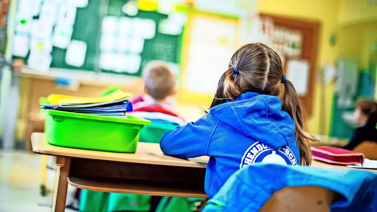 ARCHIV - 09.06.2020, Nordrhein-Westfalen, Meerbusch: Schülerinnen und Schüler einer Grundschule sitzen mit Abstand in ihrem Klassenraum. (zu dpa: «Ministerin: Anspruch auf Ganztagsschulen wird 2026 erfüllt») Foto: Marcel Kusch/dpa +++ dpa-Bildfunk +++