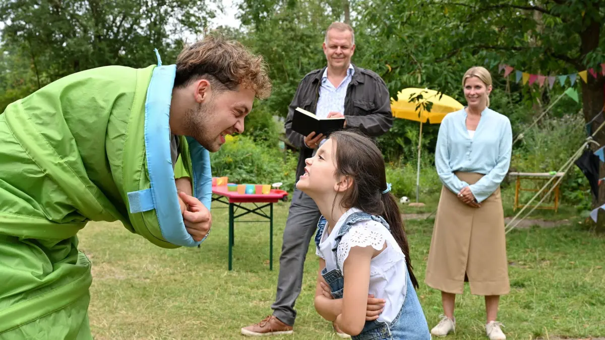 Bei einer Überprüfung für das Jugendamt durch Gutachter Dr. Hartmann (Karsten Kaie, 2.v.l.) verstehen sich Tom Kowalski (Anselm Bresgott, l.) und seine Tochter Clara (Lani Kalea Maurischat, 2.v.r.) prächtig.