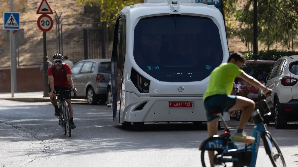 Autonomer Bus in Madrid: 16.10.2025, Spanien, Madrid: Ein autonomer Bus verkehrt in Casa de Campo, einem öffentlich zugänglichen Park der Gemeinschaft Madrid. Im September stellte die Stadtverwaltung von Madrid das Pilotprojekt des autonomen Busses EMT Madrid vor. Bis zum 24. Oktober fährt der Bus von Montag bis Freitag von 12:00 bis 17:00 Uhr Foto: Eduardo Parra/EUROPA PRESS/dpa +++ dpa-Bildfunk +++