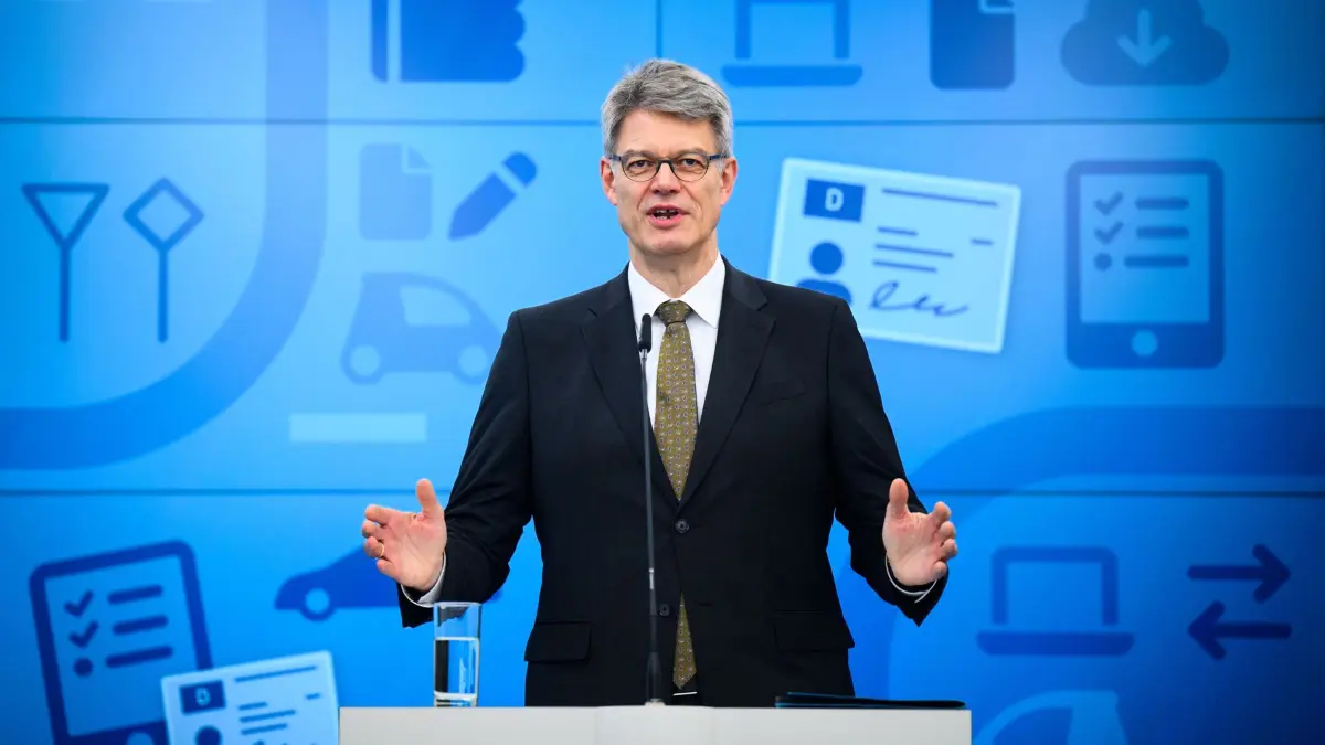 Bundesverkehrsminister zur Fahrschulausbildung: 16.10.2025, Berlin: Patrick Schnieder (CDU), Bundesminister für Verkehr, stellt bei einer Pressekonferenz im Bundesverkehrsministerium die Eckpunkte der geplanten Reform zur Modernisierung und Kostensenkung in der Fahrschulausbildung vor. Ziel der Reform ist es, den Erwerb des Führerscheins bezahlbarer zu machen. In den vergangenen Jahren sind die Preise für den Erwerb eines Führerscheins überdurchschnittlich stark gestiegen. Foto: Bernd von Jutrczenka/dpa +++ dpa-Bildfunk +++