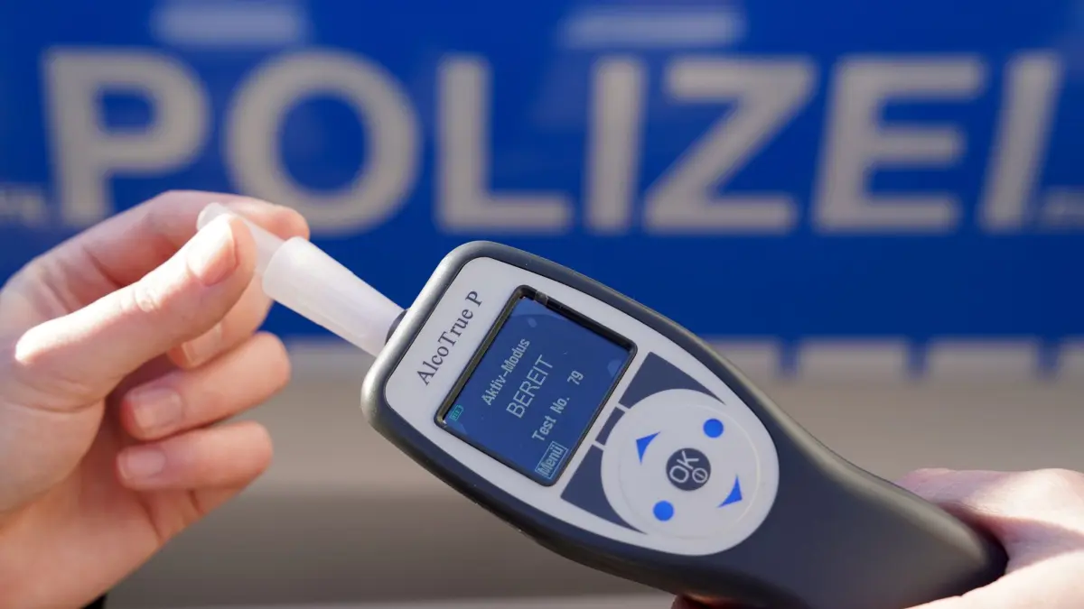 Betrunkener Busfahrer: ARCHIV - 18.01.2024, Mecklenburg-Vorpommern, Schwerin: Ein Polizist hält ein Atemalkohol-Messgerät zur Überprüfung der Fahrtüchtigkeit eines Autofahrers in der Hand. (zu dpa: «Erneut betrunkener Busfahrer im Schienenersatzverkehr») Foto: Marcus Brandt/dpa +++ dpa-Bildfunk +++