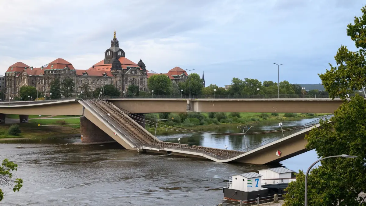 Carolabrücke in Dresden eingestürzt: ARCHIV - 12.09.2024, Sachsen, Dresden: Blick auf die teilweise eingestürzte Carolabrücke über der Elbe vor der Staatskanzlei. (zu dpa: «Die wichtigsten Ereignisse des Jahres 2024 - September») Foto: Robert Michael/dpa +++ dpa-Bildfunk +++