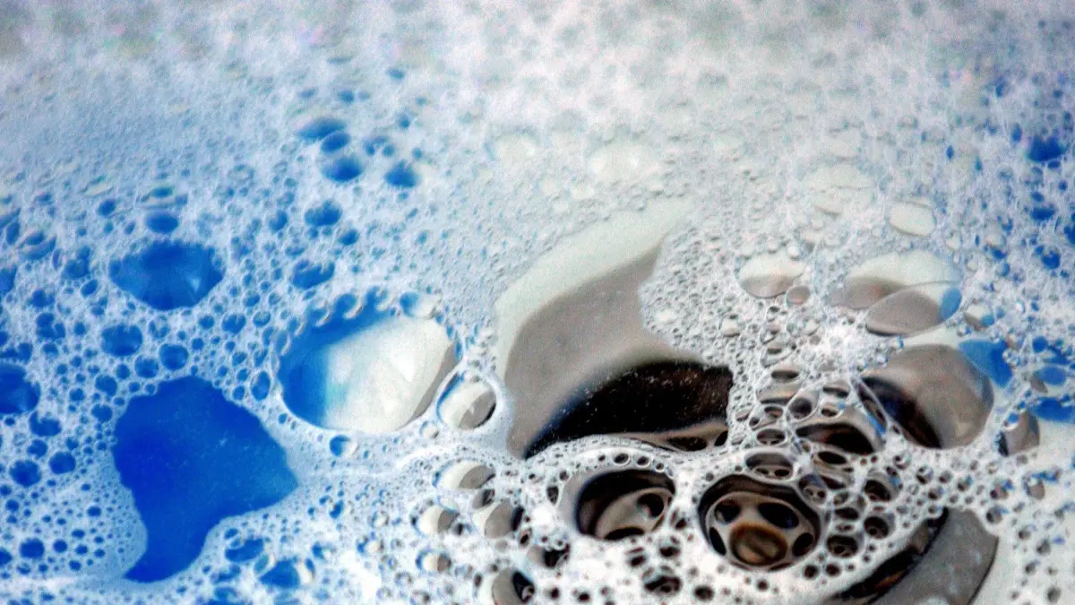 ARCHIV - Der Abfluss in einer Dusche, aufgenommen in Schwerin. Das Abwasser-Kanalnetz in Deutschland ist so lang wie 90 Mal die Luftlinienstrecke Berlin-New York. Es gibt kaum etwas, was nicht drin ist im Schmutzwasser. (dpa «Abwasser im Fokus: Von Arznei-Rückständen und Nitrat-Lasten» vom 16.03.2017) Foto: Jens Büttner/dpa-Zentralbild/dpa +++ dpa-Bildfunk +++