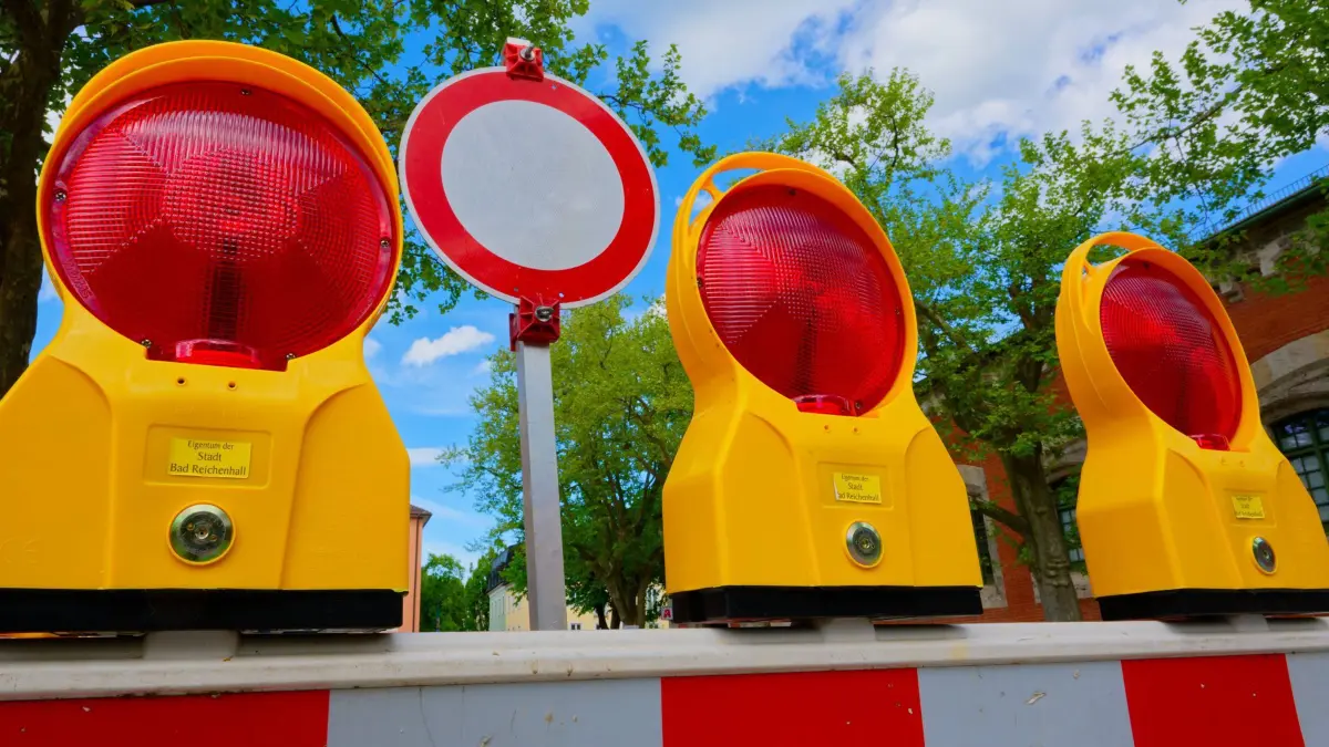 Achtung - ab hier geht es nicht weiter. Straßensperrung wegen dringender Bauarbeiten. Bad Reichenhall Bayern Deutschland *** Attention from here on the road is closed due to urgent construction work Bad Reichenhall Bavaria Germany Copyright: xRolfxPossx
