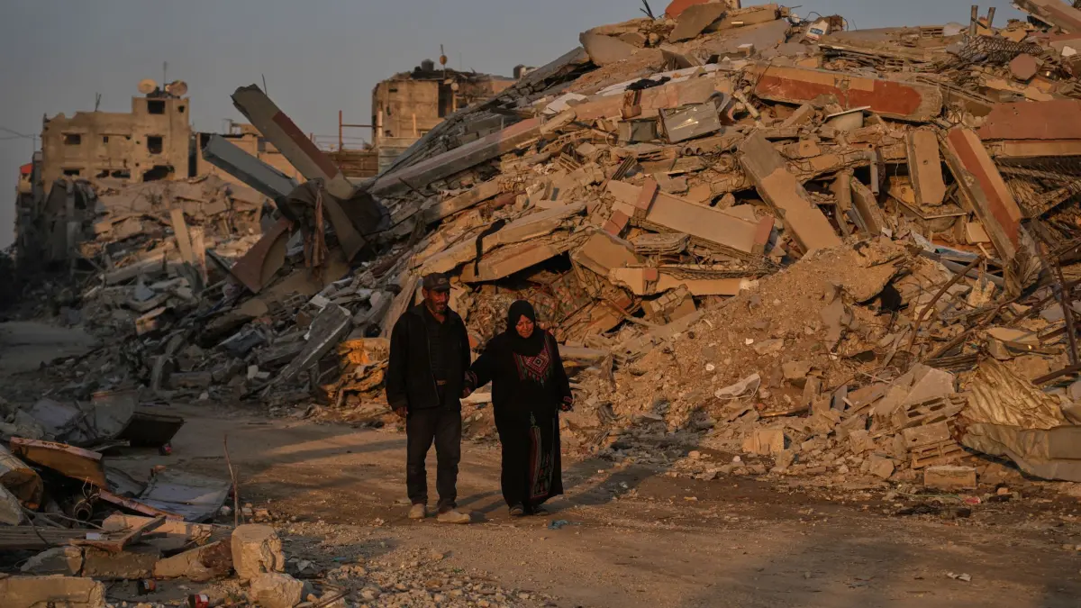 Nahostkonflikt - Gaza: 23.10.2025, Palästinensische Gebiete, Gaza: Palästinenser gehen durch die Trümmer, die die israelische Luft- und Bodenoffensive verursacht hat. Foto: Abdel Kareem Hana/AP/dpa +++ dpa-Bildfunk +++