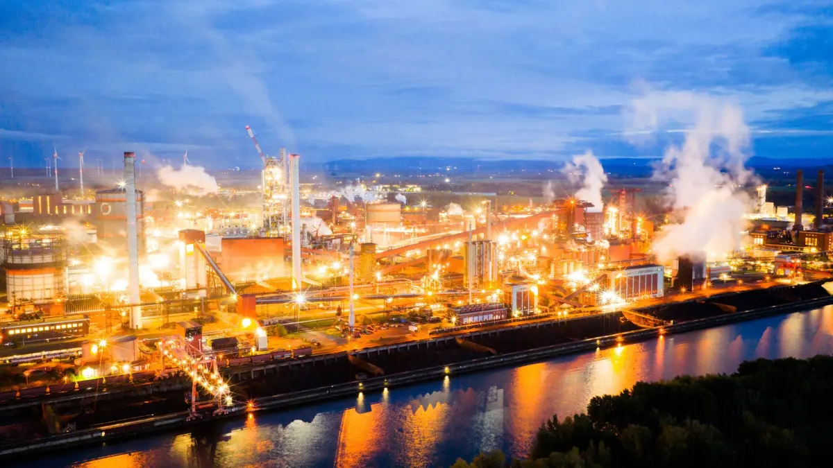 Stahlindustrie in Deutschland: PRODUKTION - 22.10.2025, Niedersachsen, Salzgitter: Blick auf das Gelände der Salzgitter AG (Luftaufnahme mit Drohne; Langzeitbelichtung). 2024 verzeichnete die Stahlindustrie zum zweiten Mal in Folge einen Umsatzrückgang - minus 5,3 Milliarden Euro im Vergleich zum Vorjahr auf 45,3 Milliarden Euro. Bundeskanzler Merz will im Herbst einen «Stahlgipfel» abhalten, um die Probleme der Branche anzugehen. Foto: Julian Stratenschulte/dpa +++ dpa-Bildfunk +++
