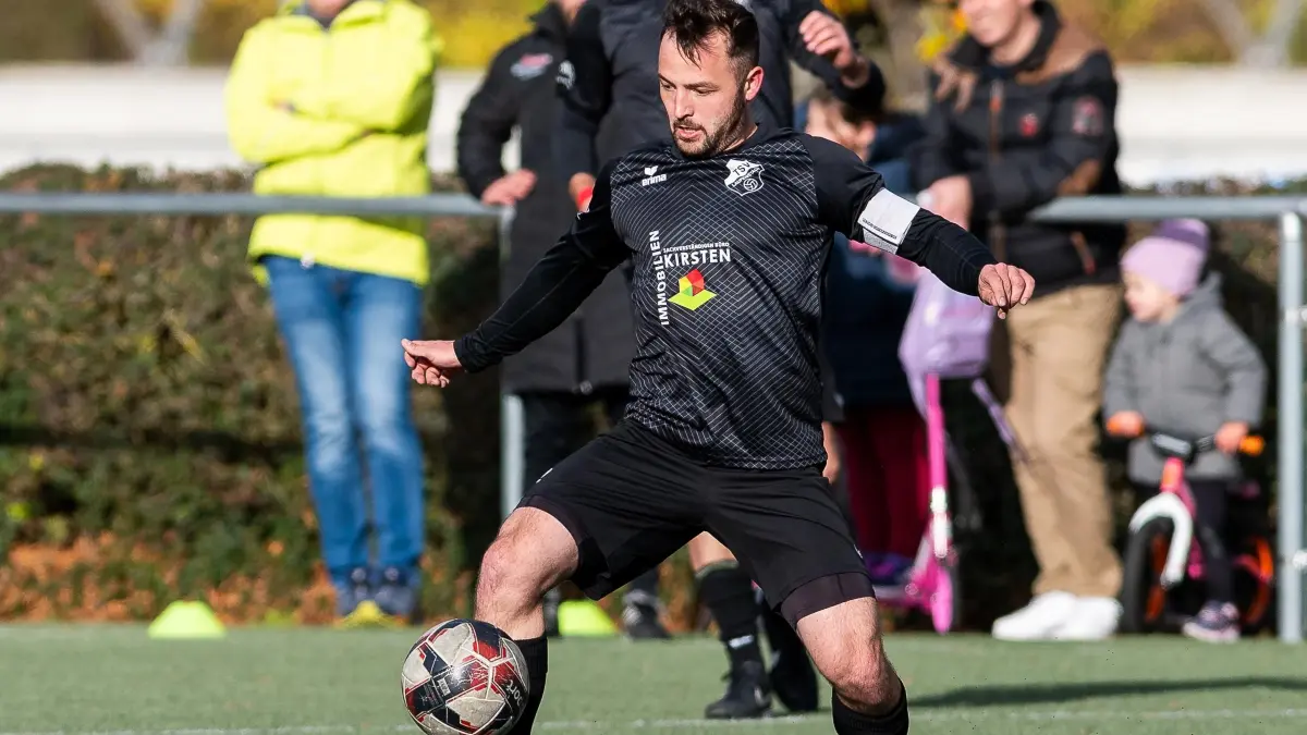 FC Hechingen vs. TSV Laufen / Eyach, Fussball, Bezirksliga Schwarzwald Zollern, Saison 2025/2026, Spieltag 13, 26.10.2025: Tim Wissenbach (TSV Laufen/Eyach #22),
FC Hechingen vs. TSV Laufen / Eyach, Fussball, Bezirksliga Schwarzwald Zollern, Saison 2025/2026, Spieltag 13, 26.10.2025,
Foto: Eibner-Pressefoto/Florian Schust