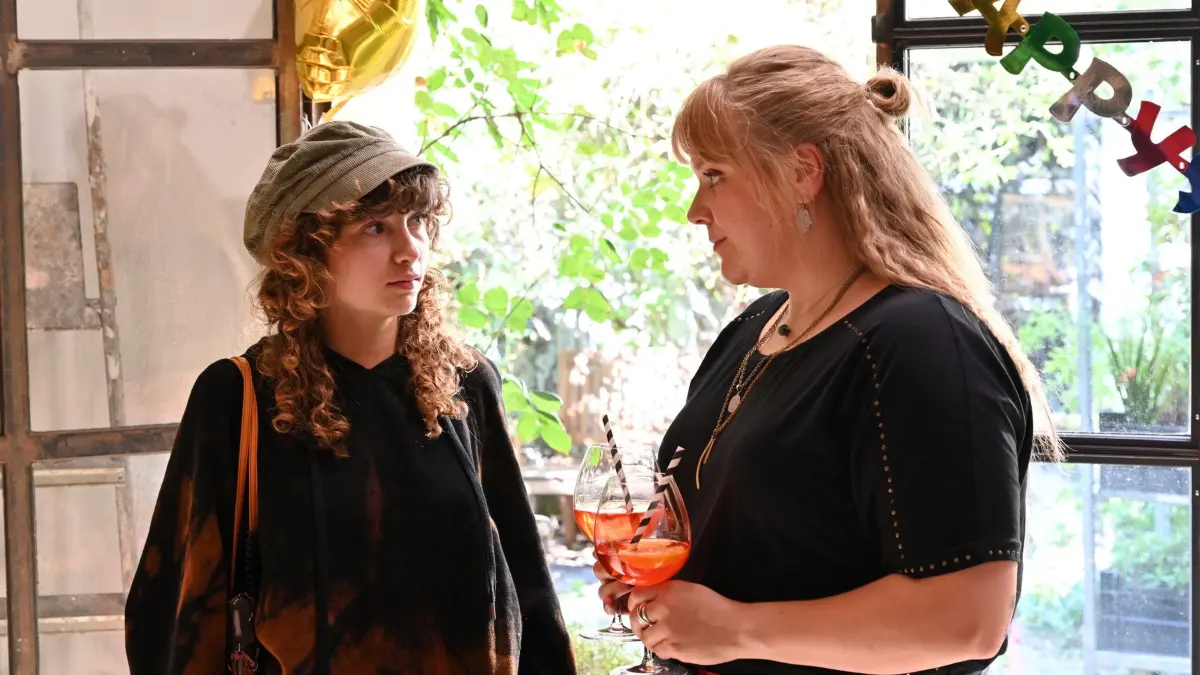 Jenny (Stefanie Reinsperger, r.) soll an der Schule von Polly (Josefine Keller, l.) über Body Positivity sprechen.