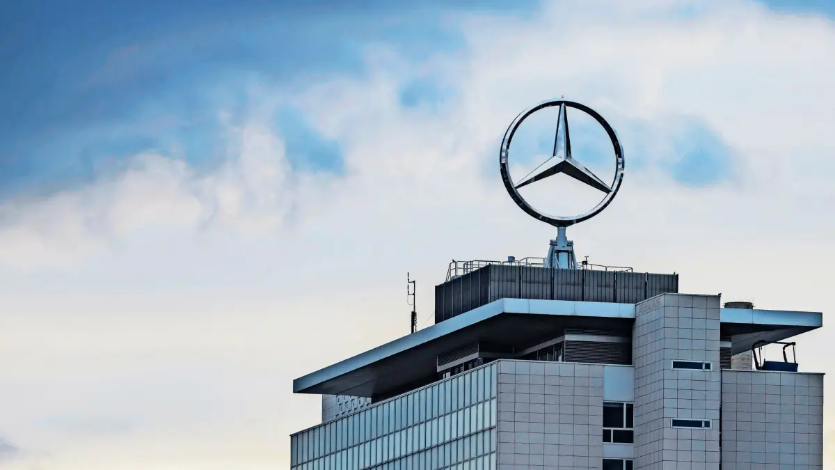 Mercedes-Stern vor dunklen Wolken, Bürogebäude im Headquarter der Mercedes-Benz Group AG in Untertürkheim, Stuttgart, Baden-Württemberg, Deutschland, Europa *** Mercedes Star before dark Clouds, Office building at Headquarter the Mercedes Benz Group AG in Untertürkheim, Stuttgart, Bathing Württemberg, Germany, Europe Copyright: imageBROKER/ArnulfxHettrich iblhet10356416.jpg Bitte beachten Sie die gesetzlichen Bestimmungen des deutschen Urheberrechtes hinsichtlich der Namensnennung des Fotografen im direkten Umfeld der Veröffentlichung