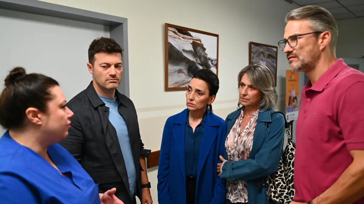 Vanessa (Julia Augustin) hat keine guten Nachrichten für Ben (Jörg Rohde), Simone (Tatjana Clasing), Daniela (Berrit Arnold) und Henning (Stefan Bockelmann).