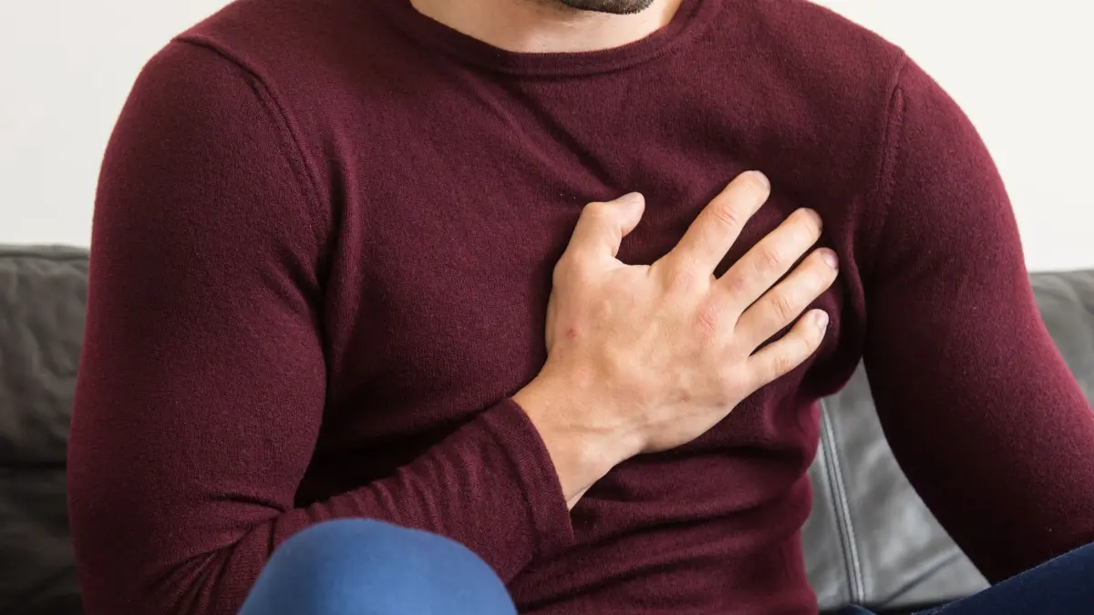 Ein Mann hält sich vor Brustschmerzen die Brust: ILLUSTRATION - Druck und Schmerzen in der Brust: Was tun bei einem Angina-Pectoris-Anfall? (zu dpa: «Angina Pectoris: Vier Fakten rund um den Brustschmerz») Foto: Christin Klose/dpa-mag - Honorarfrei nur für Bezieher des Dienstes dpa-Magazin +++ dpa-Magazin +++