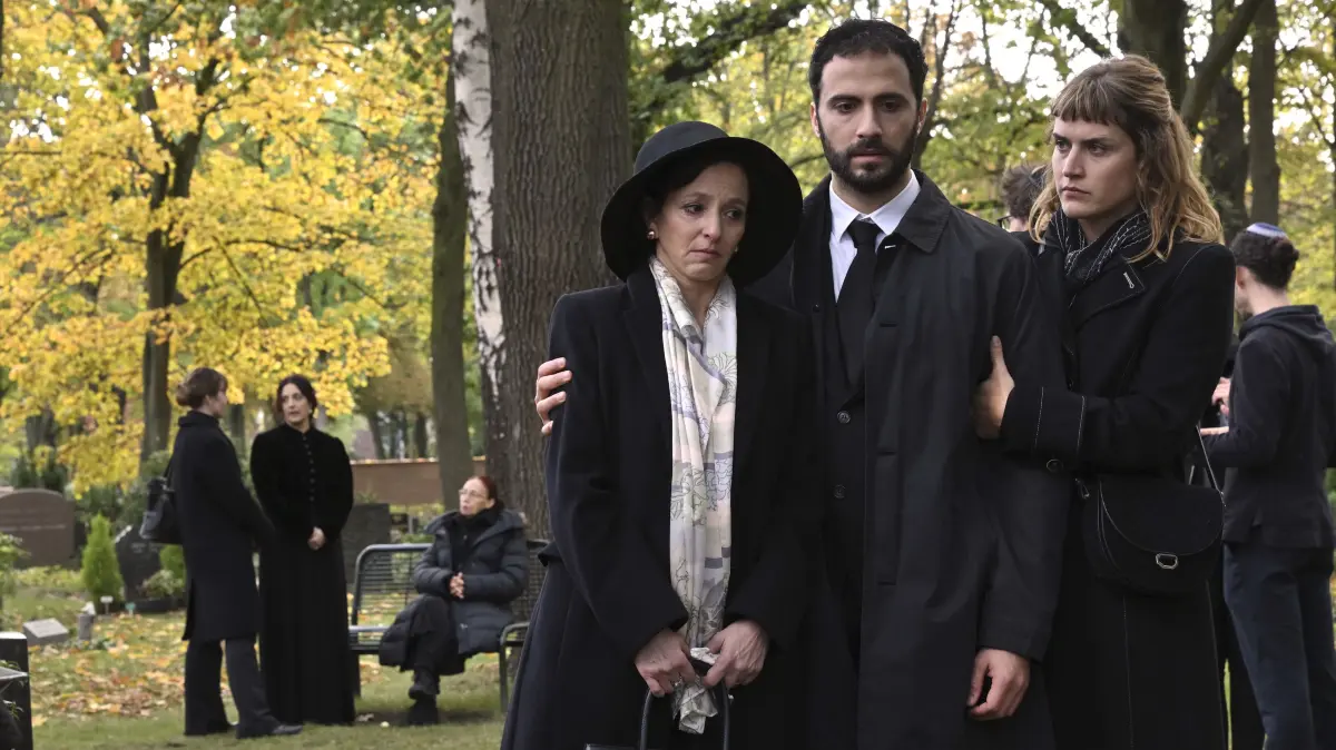 Rabbiner Samuel (Garry Fischmann, Mitte), für den Leuw wie ein Vater war, wird von Ruth (Sharon Brauner, li.) und Hannah (Morgane Ferru, re.) getröstet.