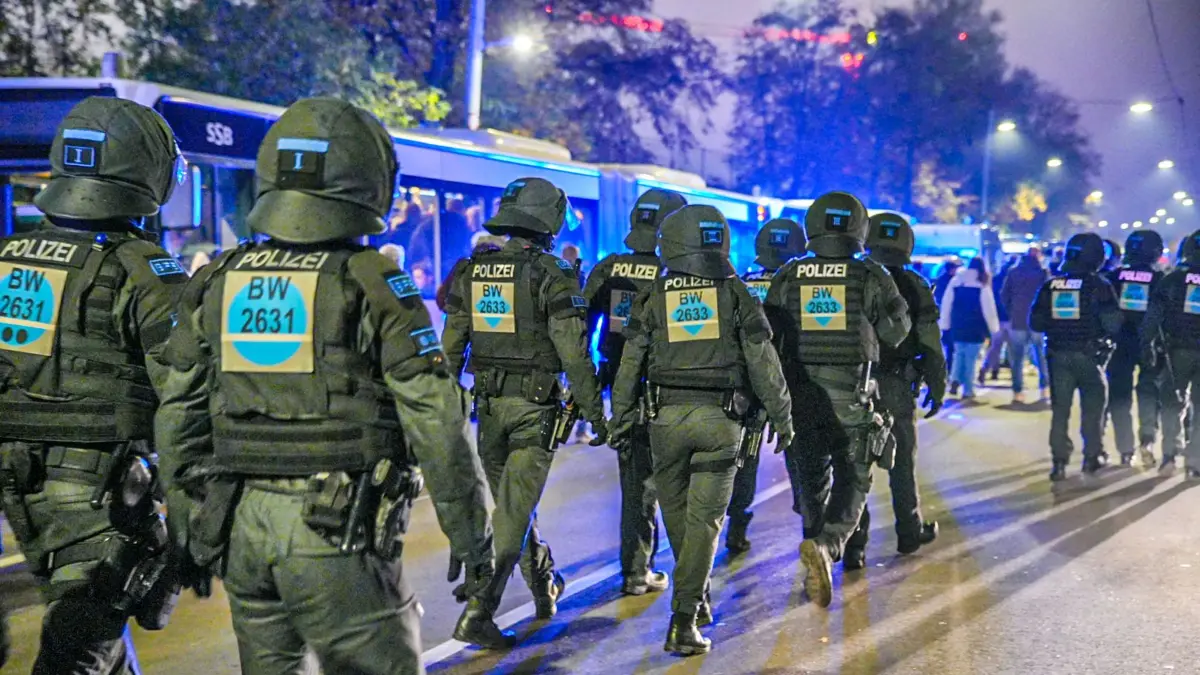 VfB Stuttgart - Feyenoord Rotterdam: 06.11.2025, Baden-Württemberg, Stuttgart: Fußball: Europa League, VfB Stuttgart - Feyenoord Rotterdam, Vorrunde, 4. Spieltag, MHPArena. Polizisten sind in Stuttgart im Einsatz. Fans der Feyenoord laufen von Untertürkheim in Richtung Stadion. Foto: Enrique Kaczor/onw-images/dpa +++ dpa-Bildfunk +++