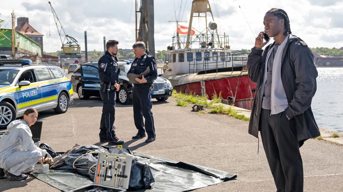 Im Flensburger Hafen wird ein Toter gefunden – Tony Haller (Eugene Boateng, r.) nimmt die Ermittlungen auf.