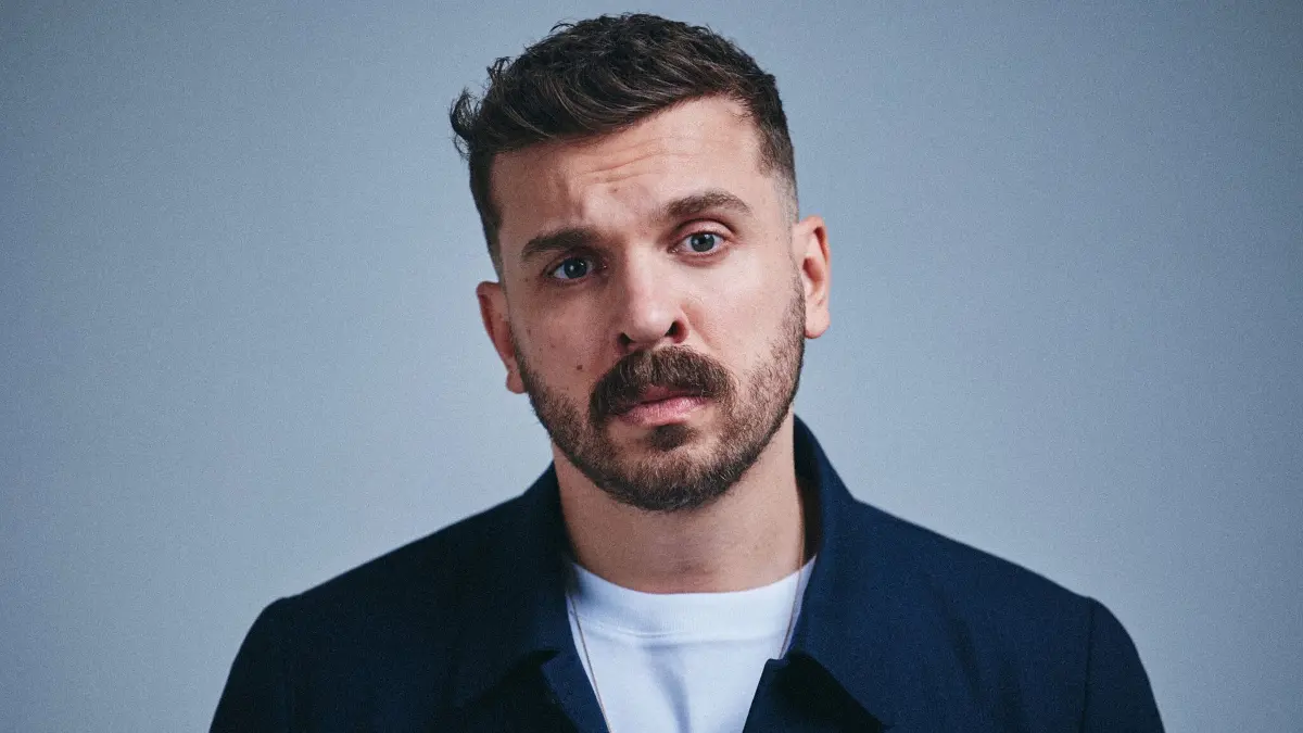 Edin Hasanović unterstützt in Folge 1 das Rateteam.