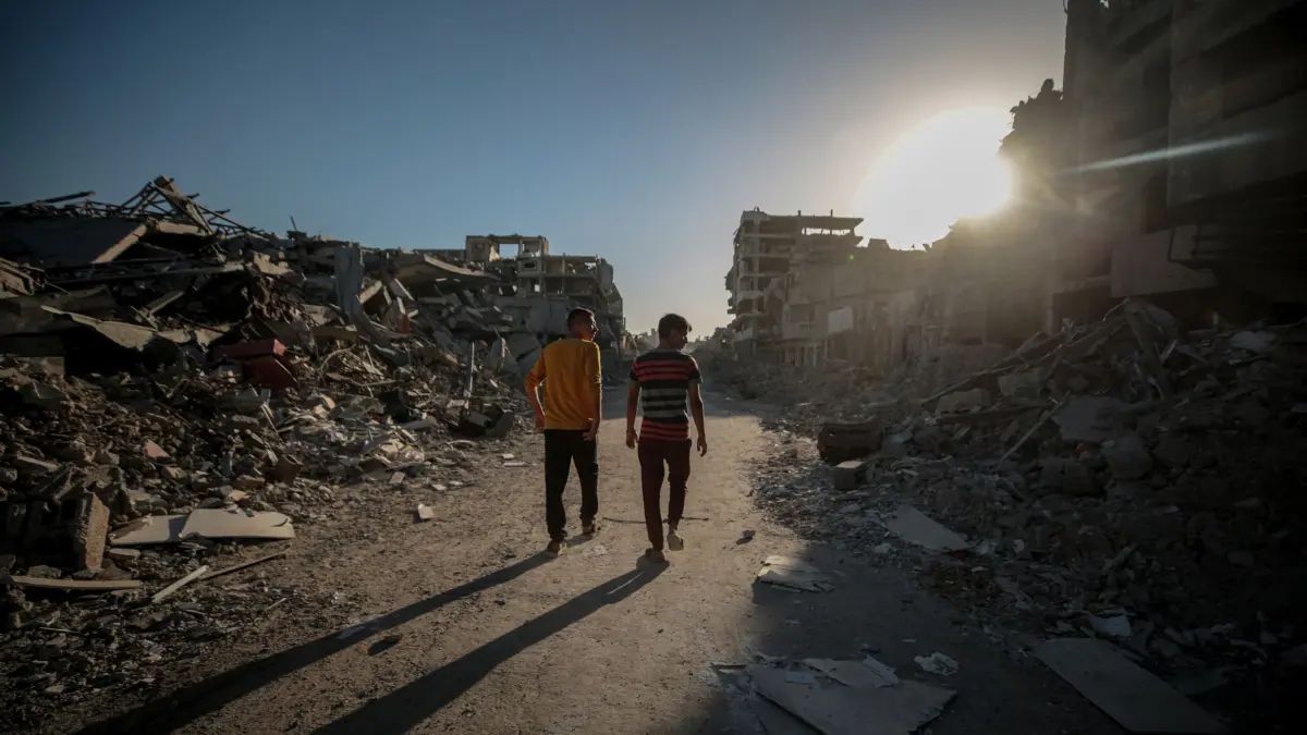 Nahostkonflikt - Gaza-Stadt: ARCHIV - 25.10.2025, Palästinensische Gebiete, Gaza-Stadt: Palästinenser inspizieren ihre zerstörten Häuser und Wohnviertel im Gebiet Tel al-Hawa, südlich von Gaza-Stadt, nachdem sich die israelischen Streitkräfte zurückgezogen und eine Waffenruhe ausgerufen haben. (zu dpa: «Ein Monat nach Beginn der Gaza-Waffenruhe - wie ist die Lage?») Foto: Omar Ashtawy/APA Images via ZUMA Press Wire/dpa +++ dpa-Bildfunk +++