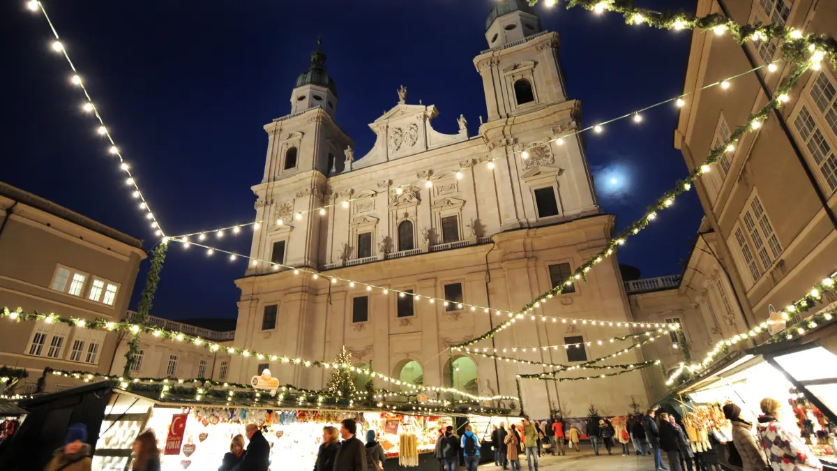 A picture made available on 19 November shows people walking around the Christmas market in front of Salzburg Cathedral in Salzbug, Austria, 18 November 2010 during its opening. Traditional Christmas market in Austria date back to the 15th century. EPA/BARBARA GINDL ++ +++ dpa-Bildfunk +++