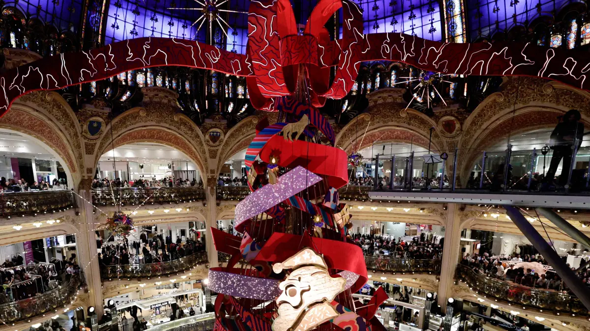 This photograph shows a view of the Galeries Lafayette's 2025 Christmas tree during the unveiling ceremony of the Christmas window displays and Christmas tree at the Galeries Lafayette in Paris on November 12, 2025. (Photo by STEPHANE DE SAKUTIN / AFP)