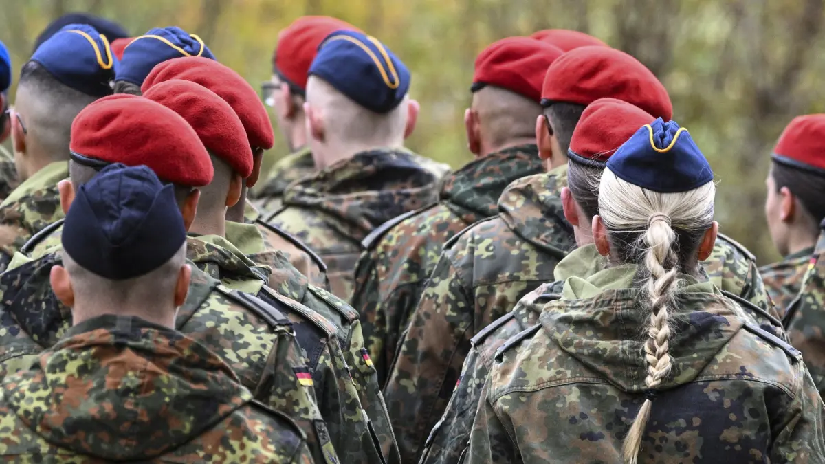 Nach Bundeswehr-Übung in Rüdersdorf: Deutsche Soldaten kommen auf einem Marsch durch Schöneiche (Symbolfoto)