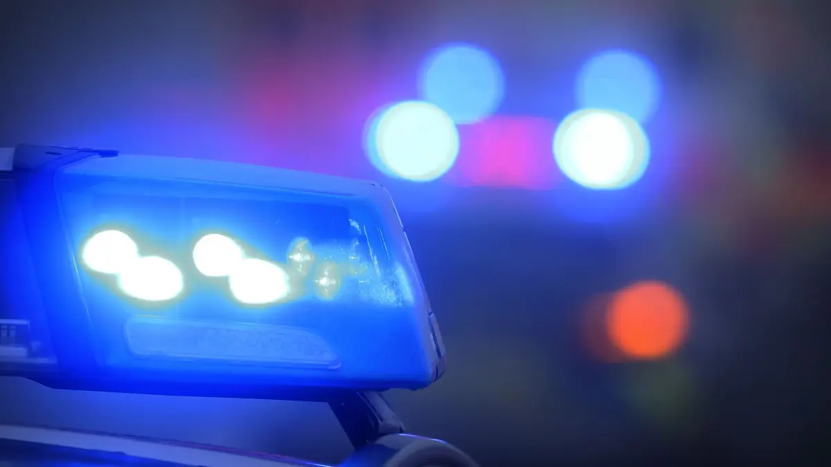 ARCHIV - 10.11.2019, Bayern, Marktbreit: Ein Polizeiauto mit eingeschaltetem Blaulicht. (Symbolbild) (zu dpa: «Täter scheitern bei Diebstahl und zünden Lastwagen an») Foto: Karl-Josef Hildenbrand/dpa +++ dpa-Bildfunk +++