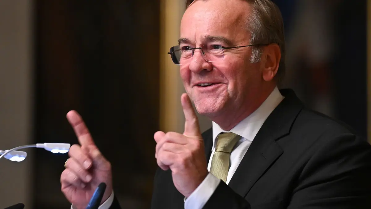 Verleihung Werner-Holzer-Preis für Auslandsjournalismus: 14.11.2025, Hessen, Frankfurt/Main: Bundesverteidigungsminister Boris Pistorius (SPD) spricht im Kaisersaal des Römers während der Verleihung des Werner-Holzer-Preises für Auslandsjournalismus. Der Preis ist mit 20.000 Euro dotiert. Foto: Arne Dedert/dpa +++ dpa-Bildfunk +++