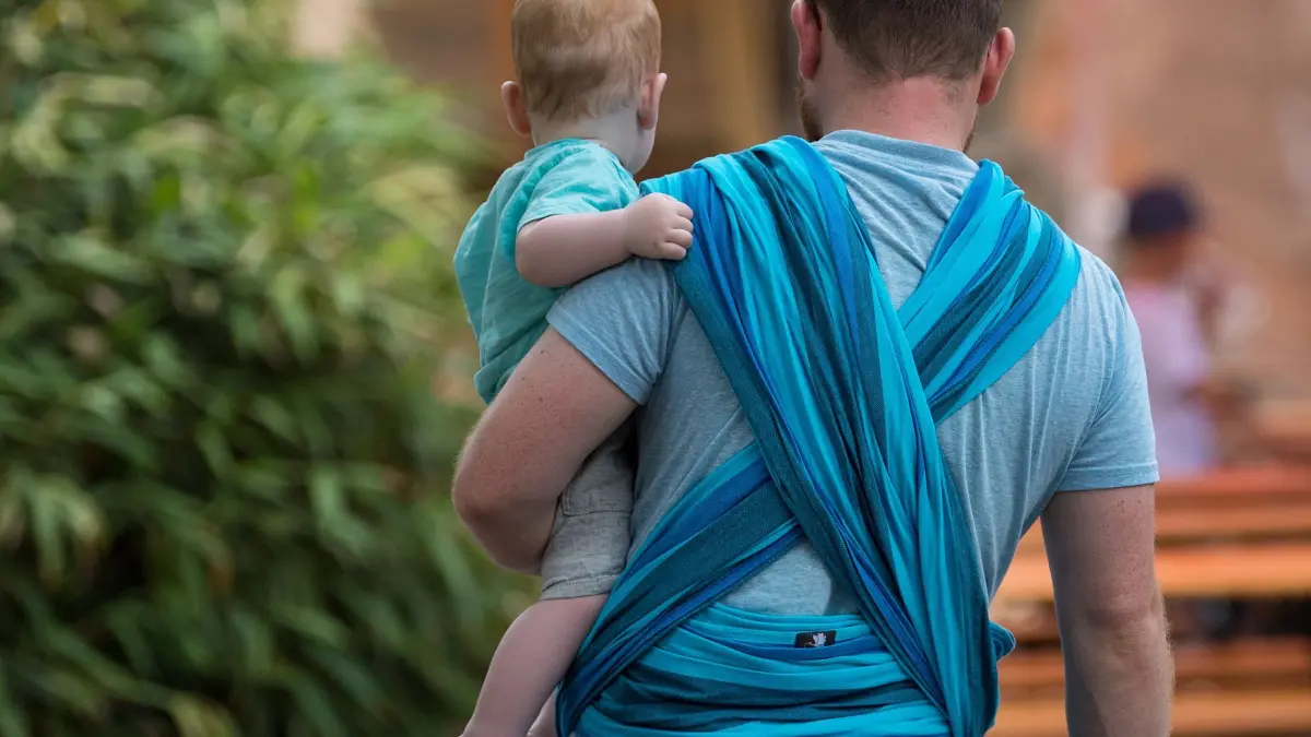 Zum Internationalen Männertag: ARCHIV - 20.06.2018, Sachsen, Dresden: Ein Mann hält ein Baby auf dem Arm. Hat sich die Rolle des Mannes in der Gesellschaft verändert? (zu dpa: «Renaissance alter Männlichkeit? Was die Forschung dazu sagt») Foto: Monika Skolimowska/dpa-Zentralbild/dpa +++ dpa-Bildfunk +++