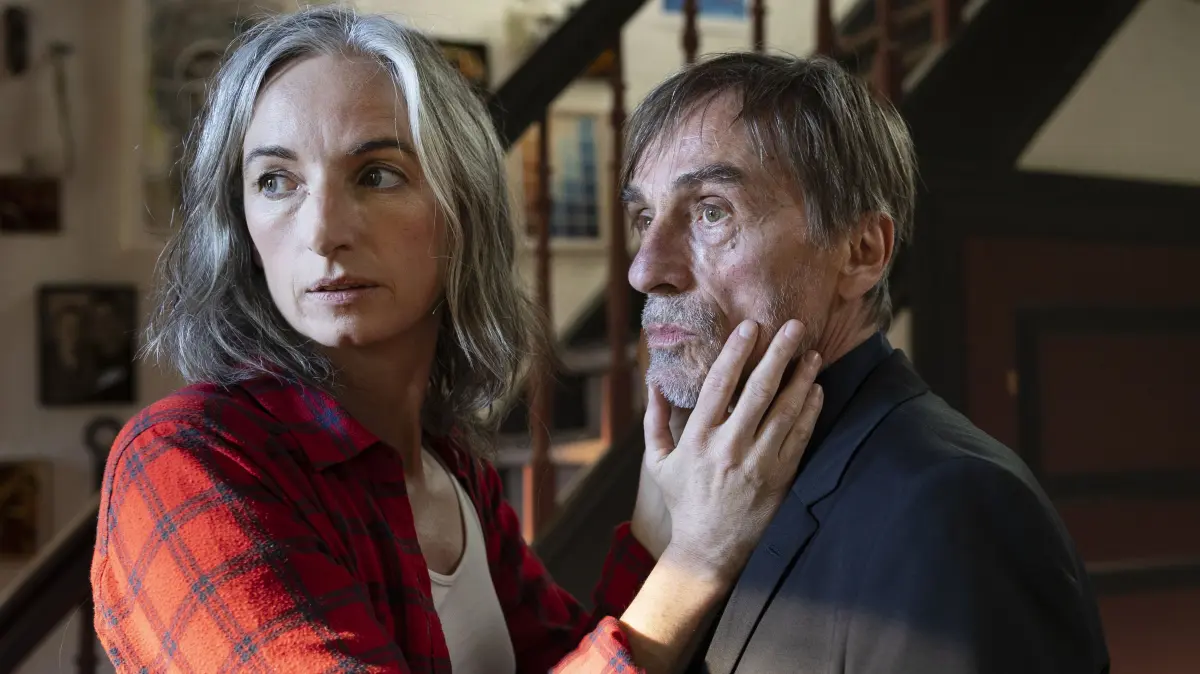 Werner Roth (André M. Hennicke) flieht aus dem Gefängnis und versteckt sich bei seiner Vertrauten Teresa Lind (Mélanie Fouché).