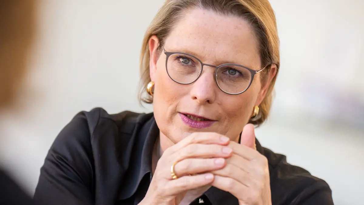 Bundesjustizministerin Hubig: ARCHIV - 01.07.2025, Berlin: Stefanie Hubig (SPD), Bundesministerin der Justiz und für Verbraucherschutz, aufgenommen bei einem Interview mit der dpa Deutsche Presse-Agentur GmbH im Justizministerium. (zu dpa: «Gewalt gegen Frauen nimmt zu: Hubig kündigt Reformen an») Foto: Michael Kappeler/dpa +++ dpa-Bildfunk +++