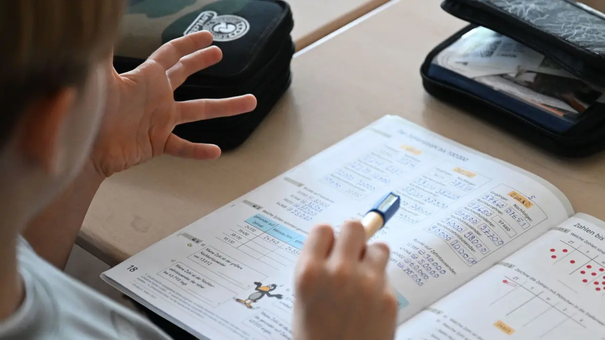 SYMBOLBILD - 05.11.2025, Baden-Württemberg, Stuttgart: In einer Grundschule arbeitet ein Schüler einer vierten Klasse an in einem Heft an seinen Mathematikaufgaben. (zu dpa: «Leistungstest Kompass 4 steht an - Das hat das Land geändert») Foto: Bernd Weißbrod/dpa +++ dpa-Bildfunk +++