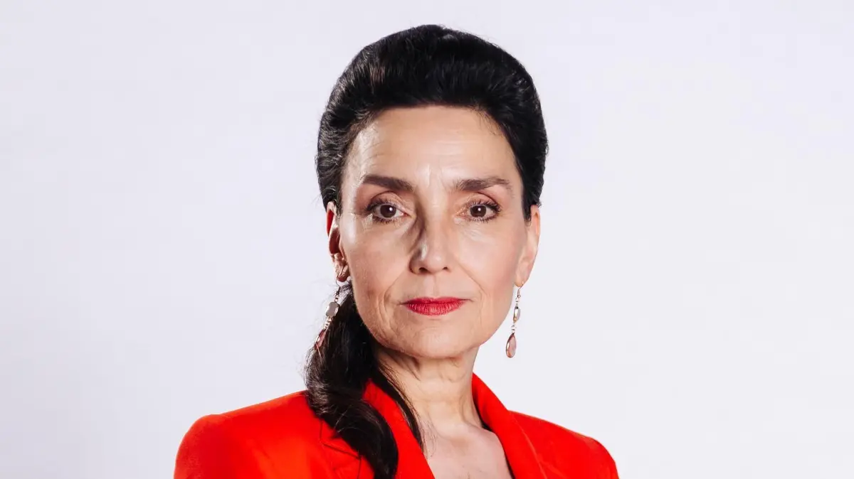 AWZ-Star Simone Steinkamp (Tatjana Clasing) greift knallhart durch.